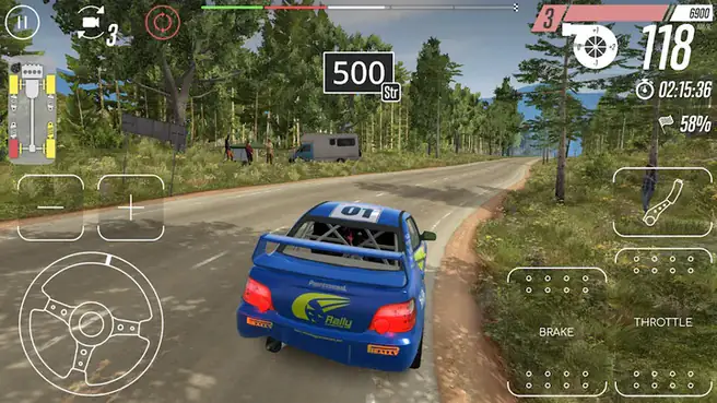 Vettura da rally blu su strada bianca in CarX Rally